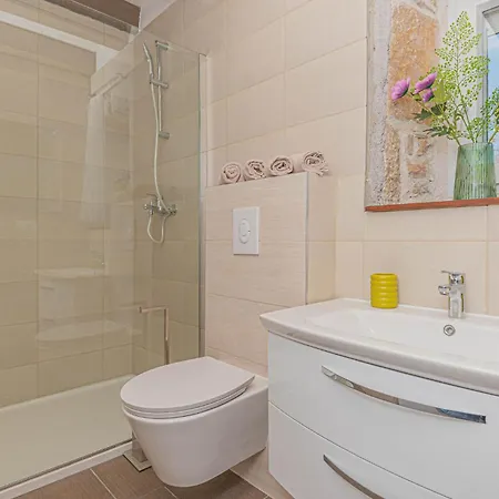 4 Bedroom Lovely In Holiday home