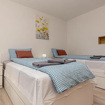 4 Bedroom Lovely In Holiday home *